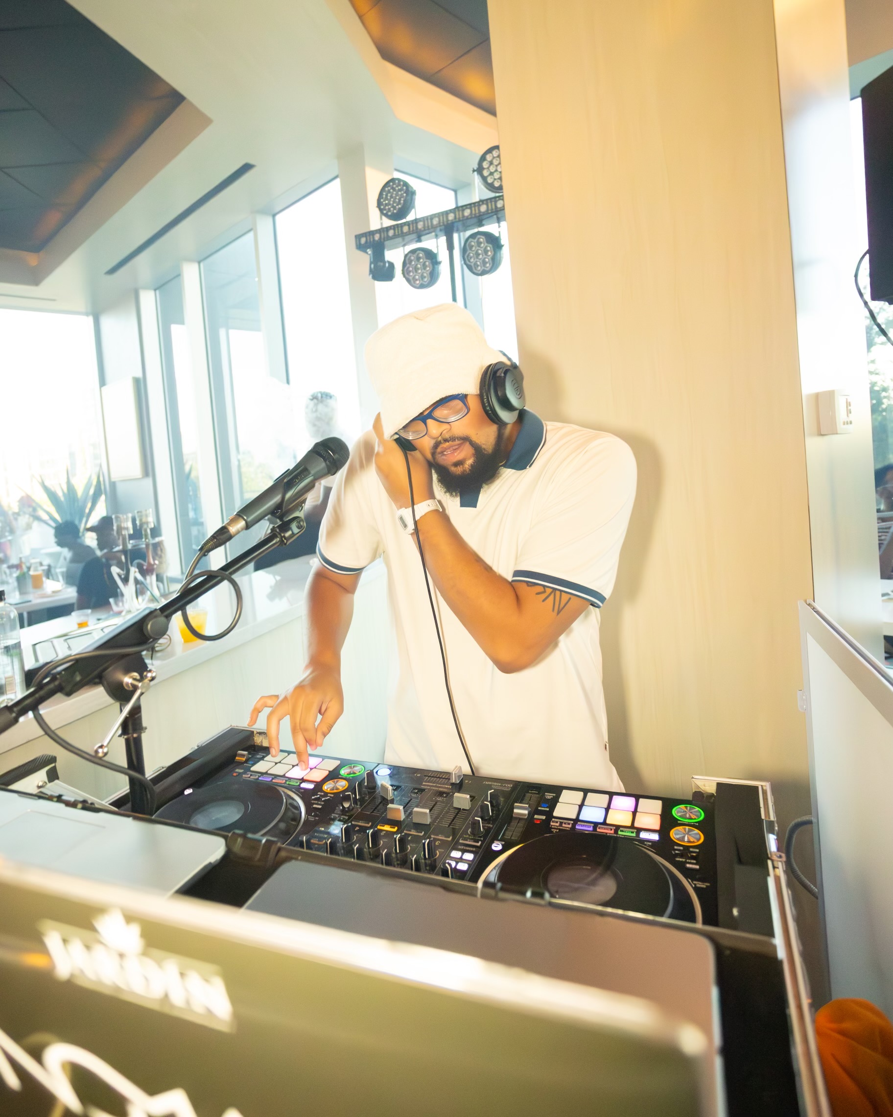 Nomadiq performing live
